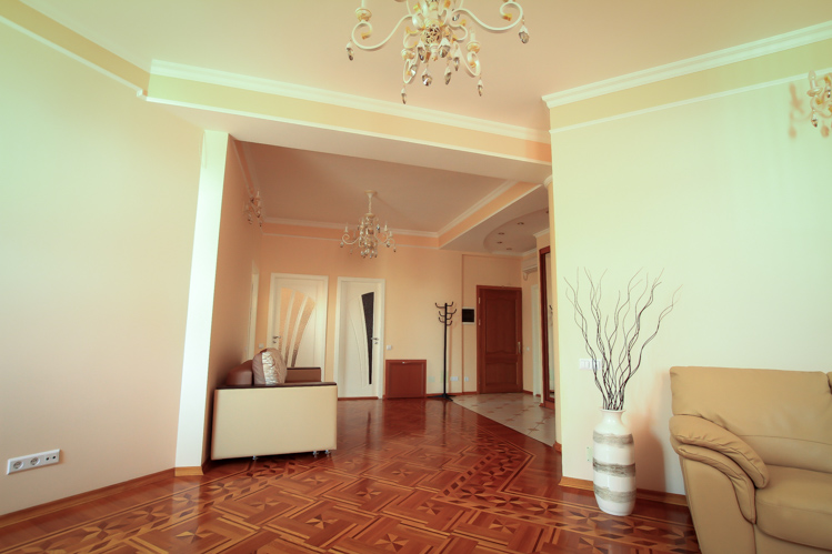 Luxury rent in an elite building in Chisinau center: 3 rooms, 2 bedrooms, 120 m²